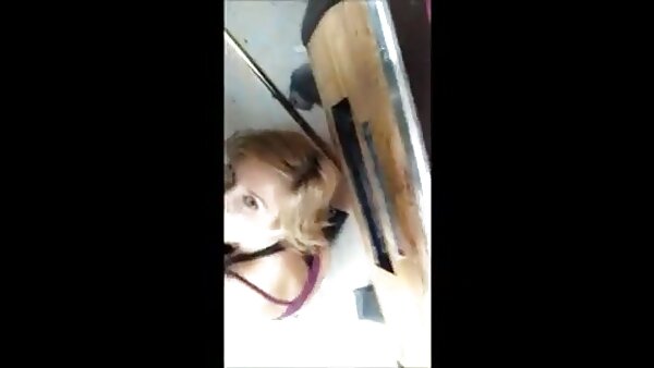 تؤدي مدبلج xnxx البنات ذات الشعر العادل Bosomy BJ قذرة في المطبخ