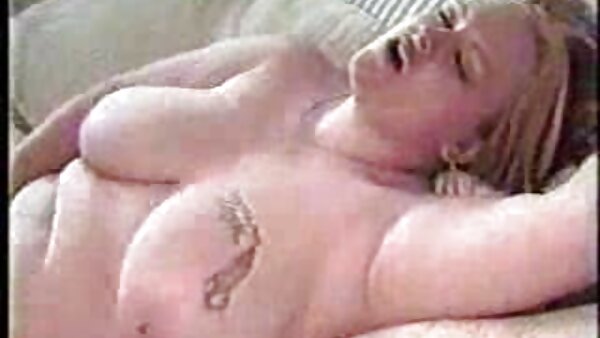 تشترك قنبلتان ممتلئتان سكس مدبلج مصري في قضيب واحد معًا في مشهد ثلاثي من بعثة تقصي الحقائق الساخنة