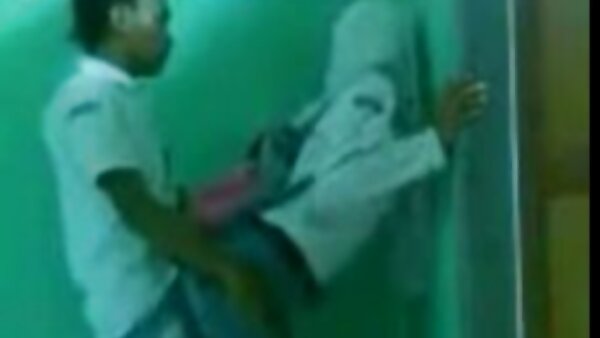 شقراء مسطحة الصدر تنتشر الساقين مفتوحة على مصراعيها سحاق مدبلج لاظهار كس creampied