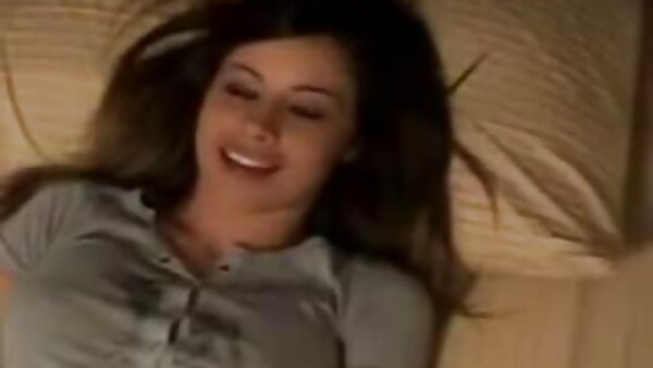 لا تستطيع الجبهة البيضاء xnxx مترجم مدبلج للياقة البدنية أن تقاوم إغراء تجربة القضيب