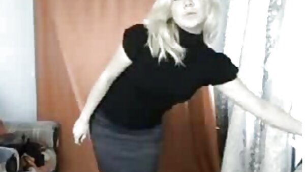 جذابة شقراء عاهرة افلام اباحية مدبلجة يعطي حبيبها handjob لطيف