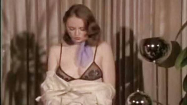 الجمال الشقراء الجميل سكس عربي مدبلج كورتني تايلور يتيح للرجل ربط ثديها